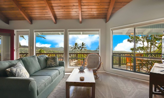 Kalaheo Casa | Casa de dos pisos con lanai envolvente, WiFi, vistas increíbles