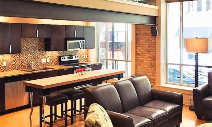Downtown Condominio | Loft ejecutivo de 2 pisos en la avenida principal del centro.