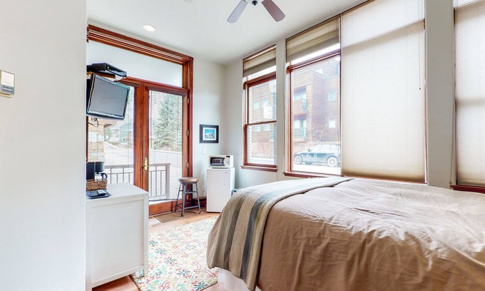 Telluride Condominio | Two-story mountain condo with fireplace, grill & balcony