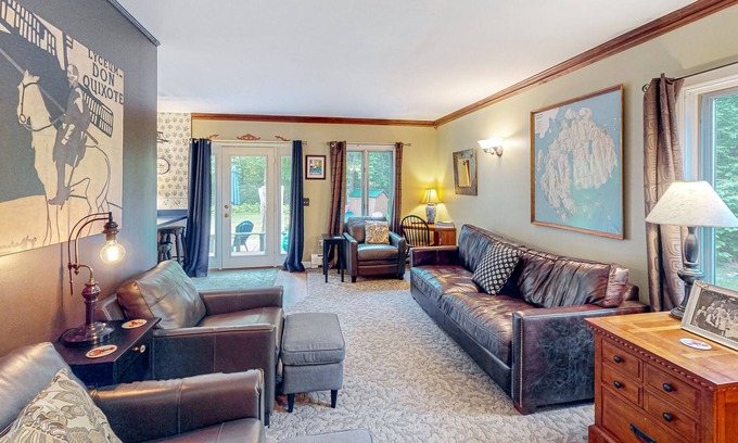 Otter Creek Casa | Two-story mountain view home with a full kitchen, fast WiFi, firepit, & patio