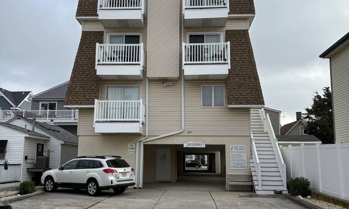 Townsend's Inlet Condominio | TWO-STORY TOWNHOUSE WITH BAY AND SUNSET VIEWS!
