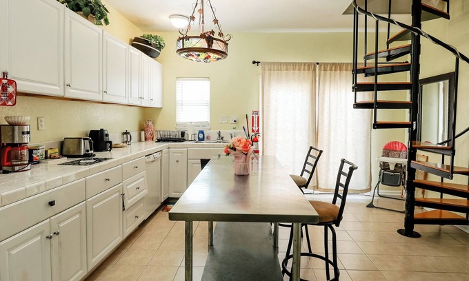 San Jacinto Casa | Two Story Yellow home