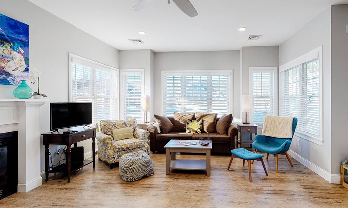 Arundel Condominio | Two stroy condo with heated pool, gym, private patio, gas fireplace, W/D, AC