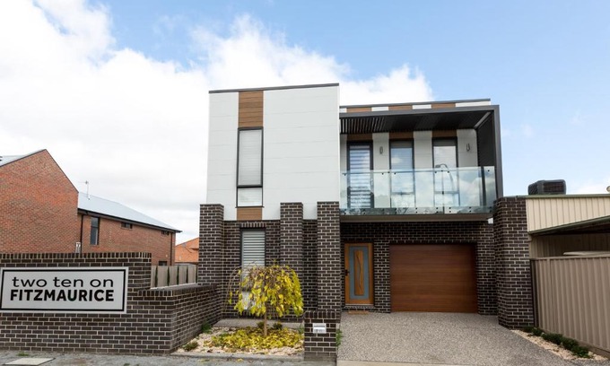 Wagga Wagga Apartamento | TWO TEN Sleeps 10! Luxury CBD Accommodation