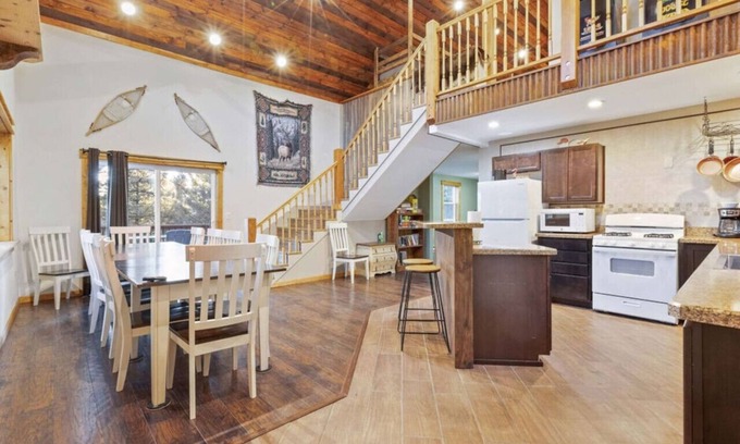 Island Park Apartamento | Two Top Stop - Hot Tub Arcades Air Hockey Views YSNP