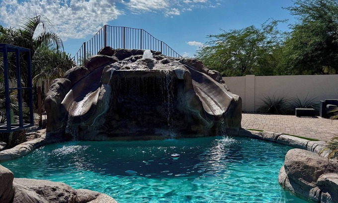 Gold Canyon Casa | TWO Water slides, Pickleball Court, mini golf, lawn Chess