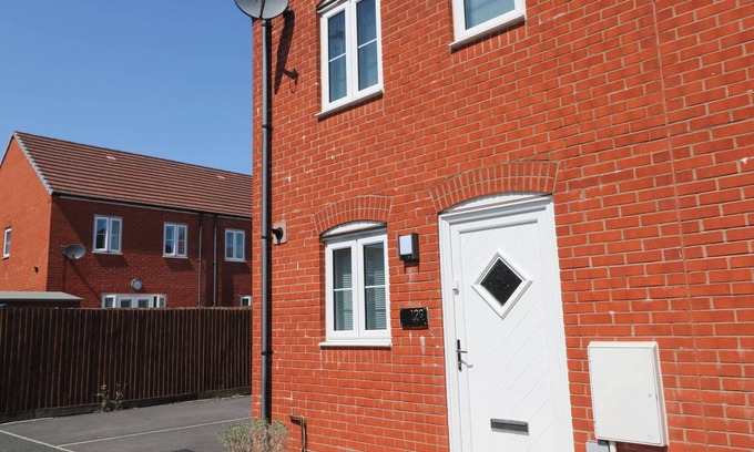 Llanelli Cabaña | TY BACH TWT LLANELLI, pet friendly, with a garden in Llanelli