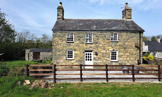 Garn Fadryn Casa | TY BWLCYN, pet friendly, with open fire in Nefyn
