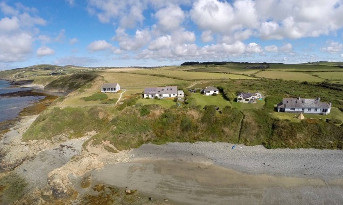 Llanfaethlu Apartamento | Ty Deryn Y Mor - a sea view that sleeps 6 guests in 2 bedrooms