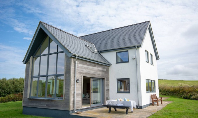 Llanfaethlu Cabaña | Ty Glan y Mor - sleeps 10 guests in 4 bedrooms