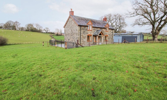 Llangyniew Cabaña | TY GWYN, pet friendly, with hot tub in Llanfair Caereinion