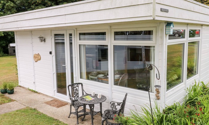 Haverfordwest Cabaña | TY HAF, romantic, character holiday cottage, with a garden in Roch