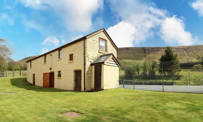 Brecon Cabaña | TY HIR AT BLAENBRYNICH FARM, pet friendly in Sennybridge