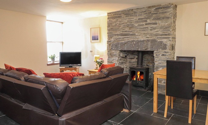 Snowdonia National Park Cabaña | TY LLEWELYN, character holiday cottage in Betws-Y-Coed