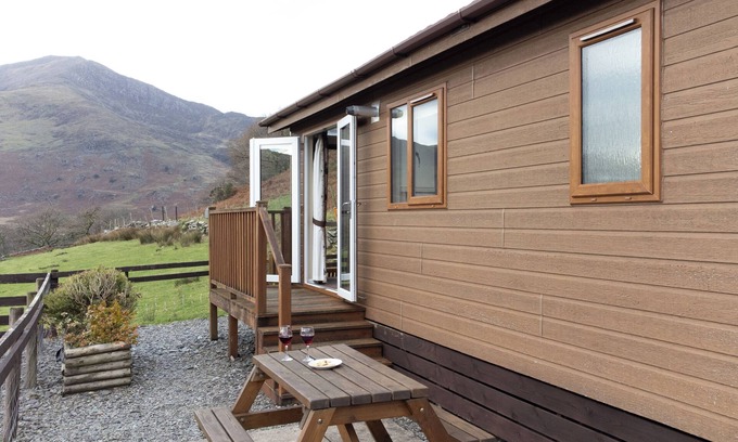Beddgelert Cabina | Ty Pren: Cosy Lodge with Panoramic Windows & Mountain Views
