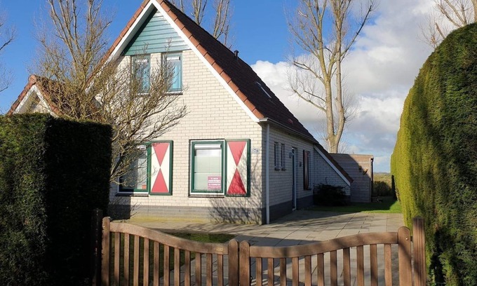 Breskens Casa | Type Zeemeeuw located at the Schoneveld holiday park is a tough holiday home with great comfort (87 m2). Around the House there is a garden with driveway for the car.