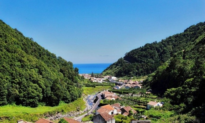 Faial Da Terra Casa | Typical Azorean house, very nice location, up to 5 people.