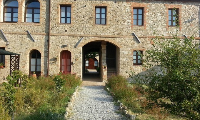 Asciano Apartamento | Típica antigua granja de la Toscana, con pista de tenis y piscina,apartamento Q8