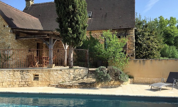 Saint-Amand-de-Coly Casa | typical French holiday house for 8 people with a private pool,