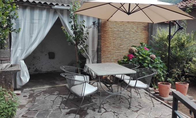 Benabbio Apartamento | Típica casa de pueblo con jardín y terraza en un antiguo pueblo.