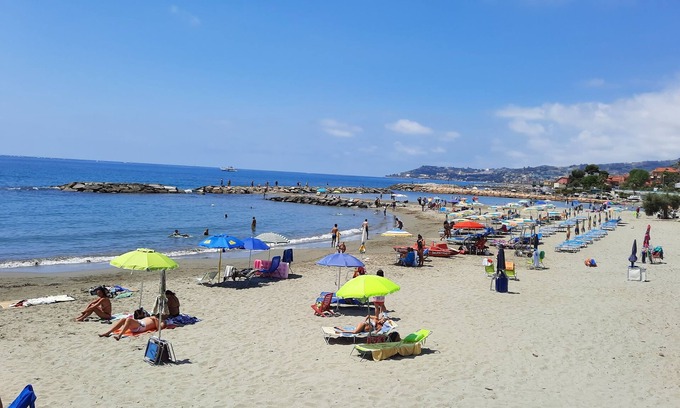 Terzorio Casa | Casa en pueblo antiguo con terraza con vistas al mar! Wi-Fi
