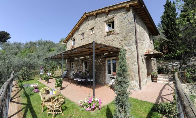 Villabuona Villa | Casa toscana típica. Gran vista sobre Lucca. Parque / jardín privado. Wifi.