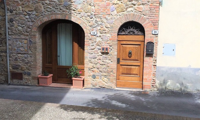 Monticiano Apartamento | Típica residencia toscana en un antiguo pueblo a las afueras de Siena