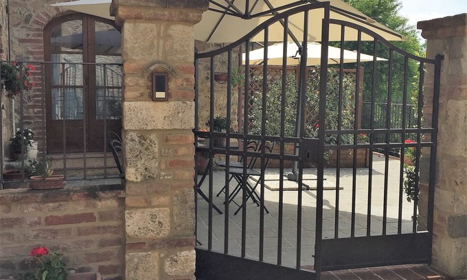 Monticiano Apartamento | Típica residencia toscana en un antiguo pueblo a las afueras de Siena