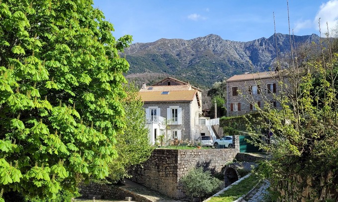 Ucciani Casa | Typique Maison Corse Entre Montagne et mer