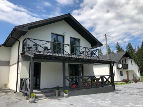 Mykulychyn Casa | U Anastasii i Sofii bilya richki