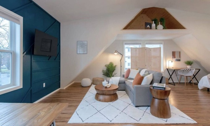 Logan Apartamento | U-District Loft near GU w/ Self Check-in & Wifi!