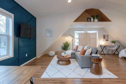 Logan Apartamento | U-District Loft near GU w Self Check-in and Wifi