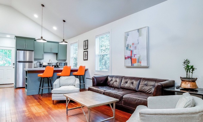 South Louisville Casa | U of L football and horse racing; Walkable!