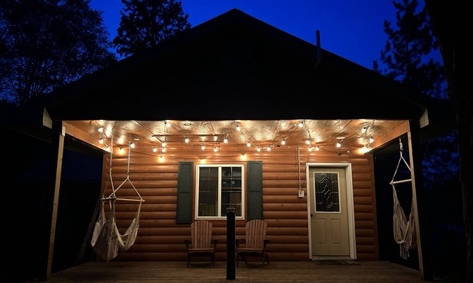 Newberry Cabina | U.P. Woodsy Cabin Retreat: central location, sauna, AC, sleeps 13!