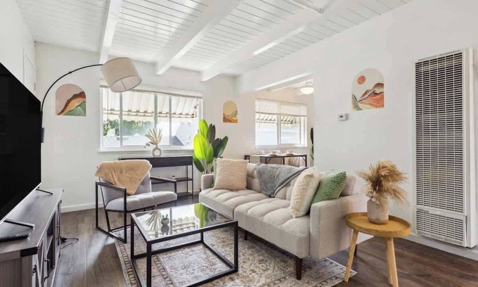 Poets Corner Apartamento | UC Proximity - Cozy City Stay - Free Parking Spot