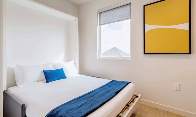 West Los Angeles Apartamento | UCLA Chic Coliving Suite and Private Bath