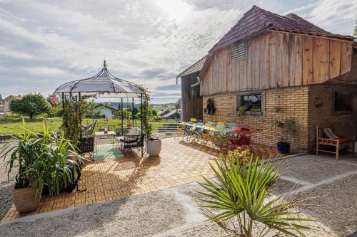 Meikirch Casa | Uelis-Stöckli-Gästezimmer auf Bauernhof mit Billiard und Alpakatrekking