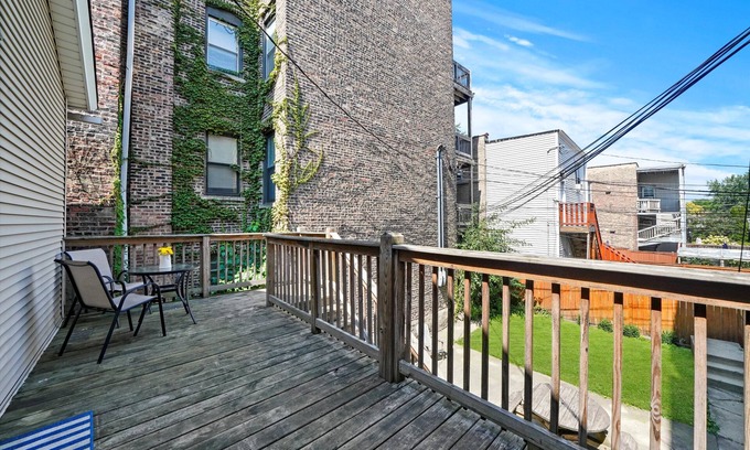 Tri-Taylor Apartamento | UIC / Little Italy - Adorable 2 Bed 1 Bath Apt - FREE PARKING & IN-UNIT WASH/DRY