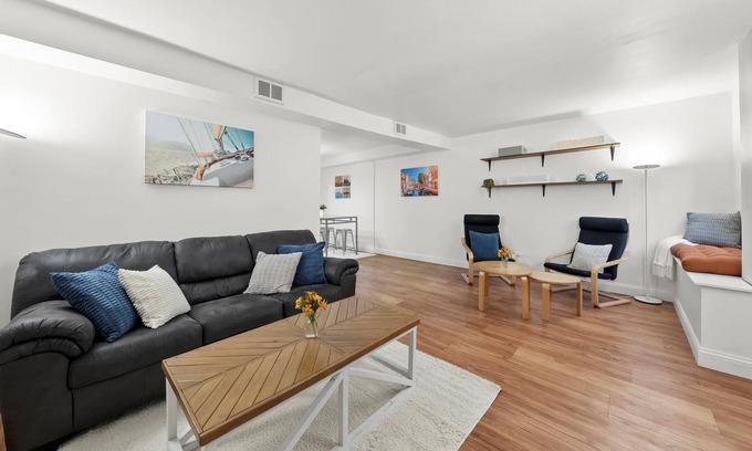 Tri-Taylor Apartamento | UIC / Little Italy - Delightful 1 Bed 1 Bath Apt FREE PARKING & IN-UNIT WASH/DRY