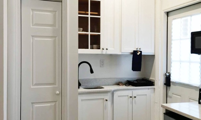 Spruce Hill Apartamento | Uinn- At UPenn-1A；Living inside the UPenn campus. with WiFi, AC.