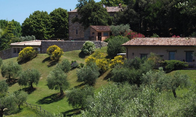 Montelaguardia Otro | Ulivo, painted apartment in a farmhouse 10 minutes driving from Perugia downtown