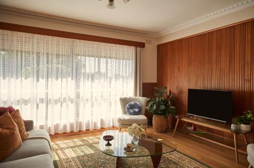 Bell Post Hill Casa | Ultimate 70s Charm near Geelong Waterfront and CBD
