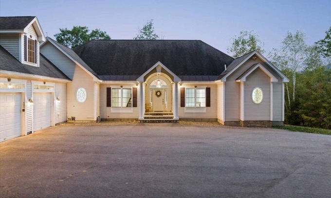 North Woodstock Casa | Ultimate 9BD NH Escape: River Frontage, Theater, Game Rm, Bar, Decks, 2 Kitchens
