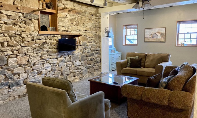 Ono Casa | Ultimate Barn Stay with lots of space! Visit farm animals and 20 min to Hershey!