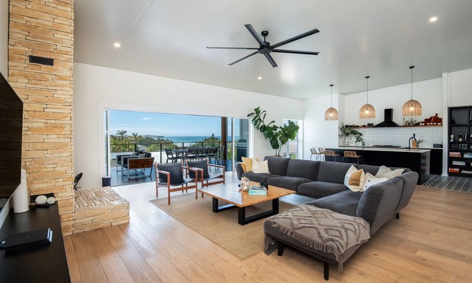 Emerald Beach Casa | Ultimate Beachside Getaway – Modern Luxury with Emerald Ocean Views 🌊