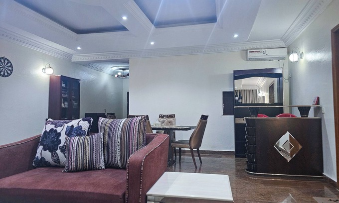 Ikoyi Apartamento | Ultimate Comfort in V/Island Lagos: Spacious 2-Bed with 24/7 Power & Free WiFi