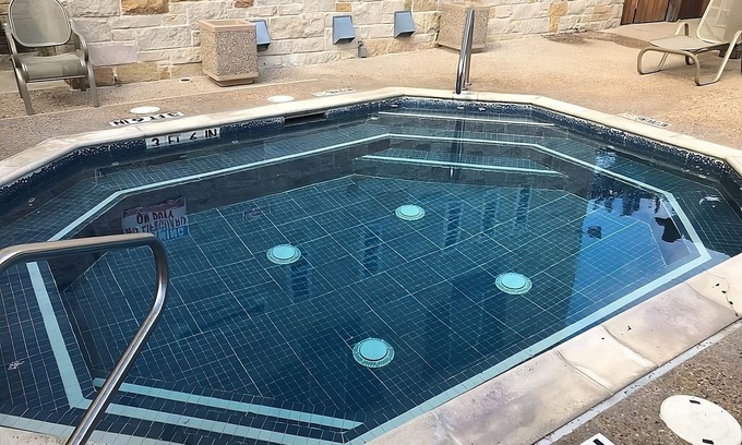 Killeen Hotel | Ultimate Couple's Escape! 1 Comfy Unit and Pool.