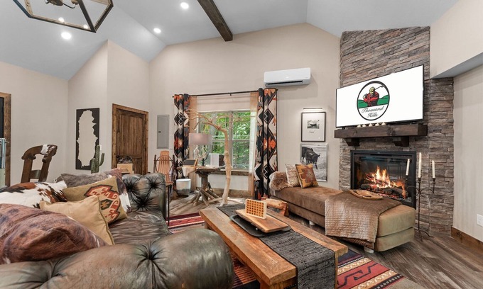 Branson Cabina | The Ultimate Couples' Escape w/ Hot Tub & Firepit
