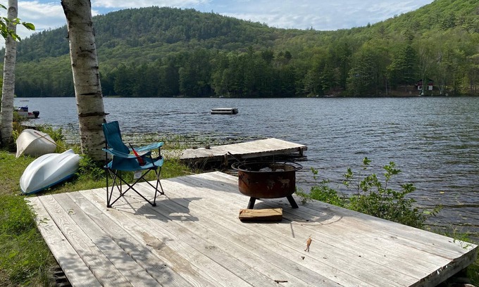 Adirondack Cabina | Ultimate couples getaway! Quiet and private Lakeside Cottage in the Adirondacks