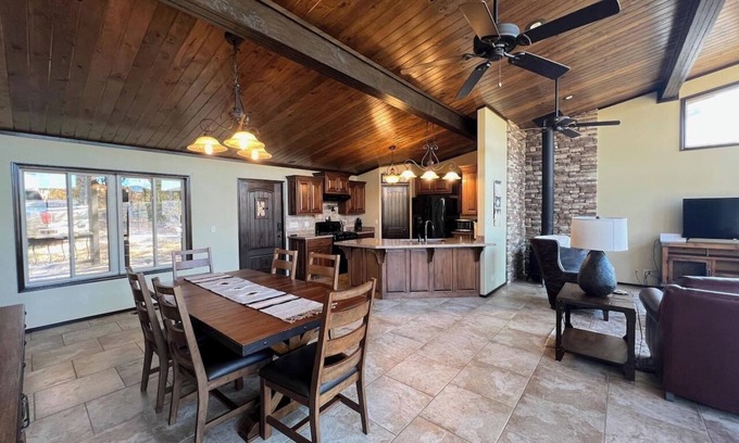 Mount Judea Casa | Ultimate Entertaining Modern Lodge Privacy & Views